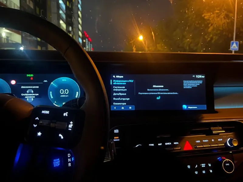 Экран Hyundai Palisade с русским меню настроек во время обновления