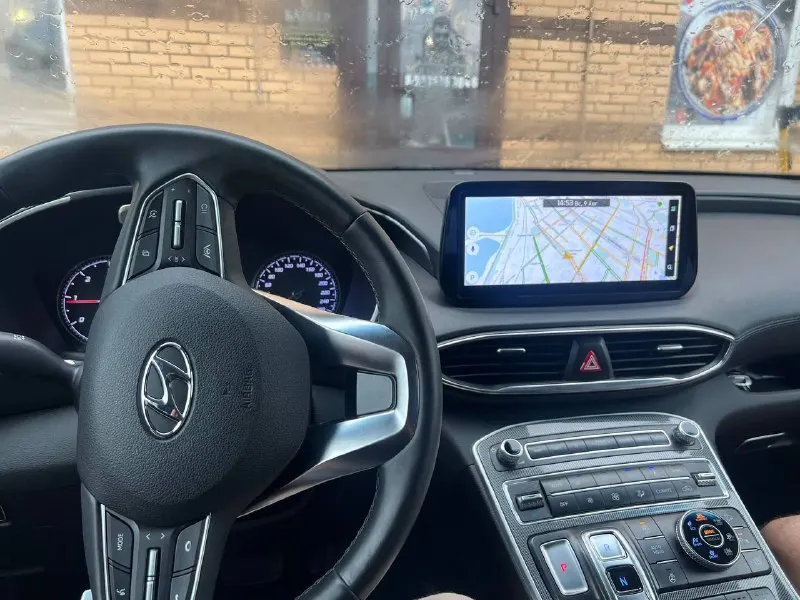 Hyundai Santa Fe, на экране магнитолы карта с пробками